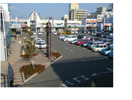 ショッピングモールリオーネです。街中で写真の通り大きな駐車場もあります。