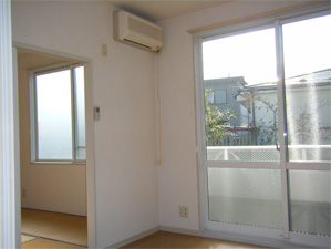 大崎市賃貸アパートクレリア１０２号のリビングから和室に向けて撮影しました。エアコンも付いています。