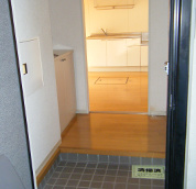 大崎市賃貸アパートクレリア１０２号の玄関写真です。下駄箱があります。